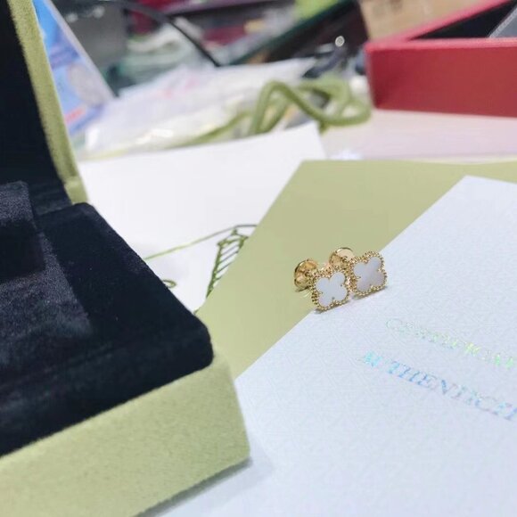 ✅Authentic Van Cleef & Arpels Vintage Alhambra 18K Yellow Gold Earrings - Picture 4 of 6